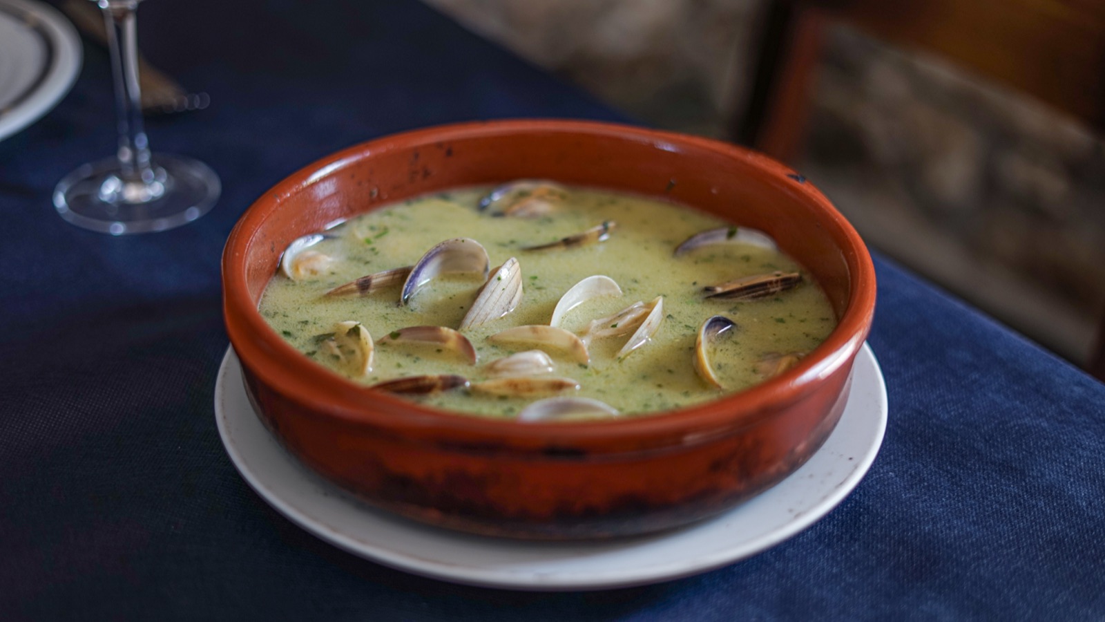 Almejas en salsa verde — Bidebieta Almejas en salsa verde en cazuela de barro, cocina vasca tradicional